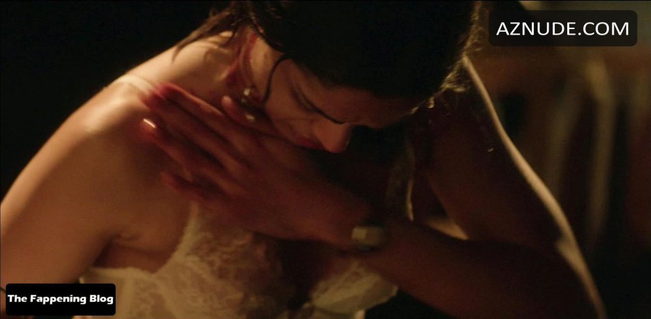 Frida Pinto bed scenes