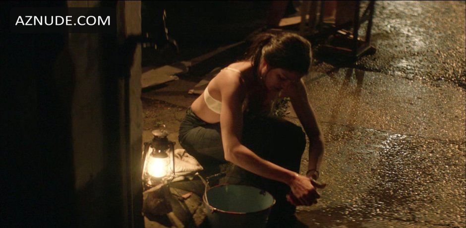 Frida Pinto bed scenes