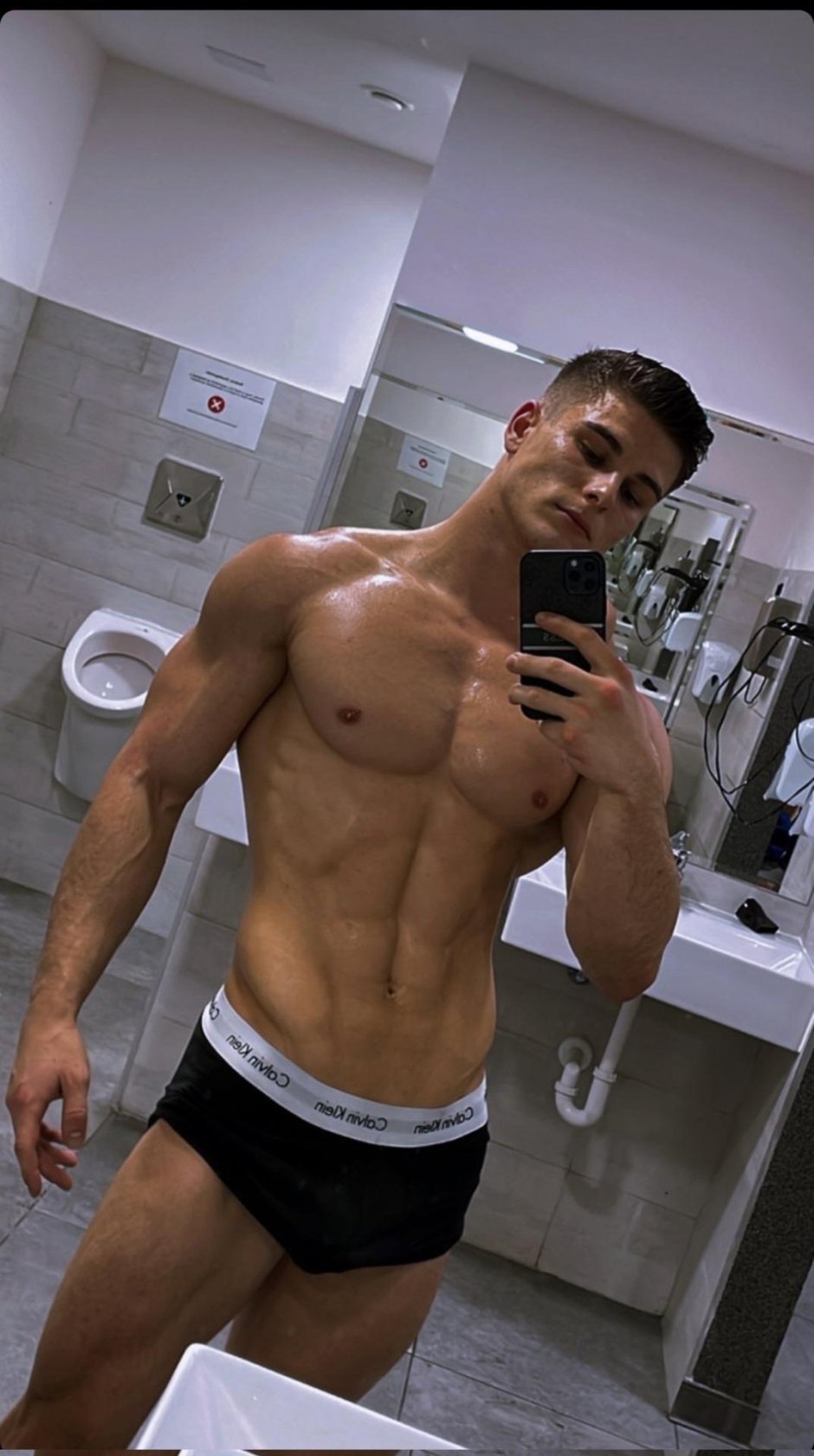 Togyela Dominik Naked