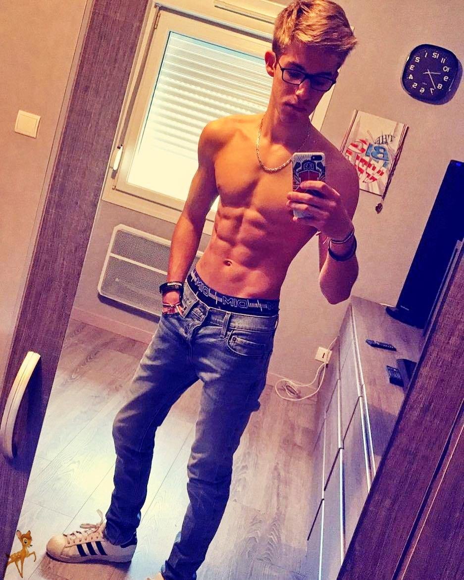 Guy 18 years old Selfies