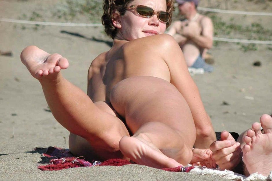 Naked mature on the beach spied