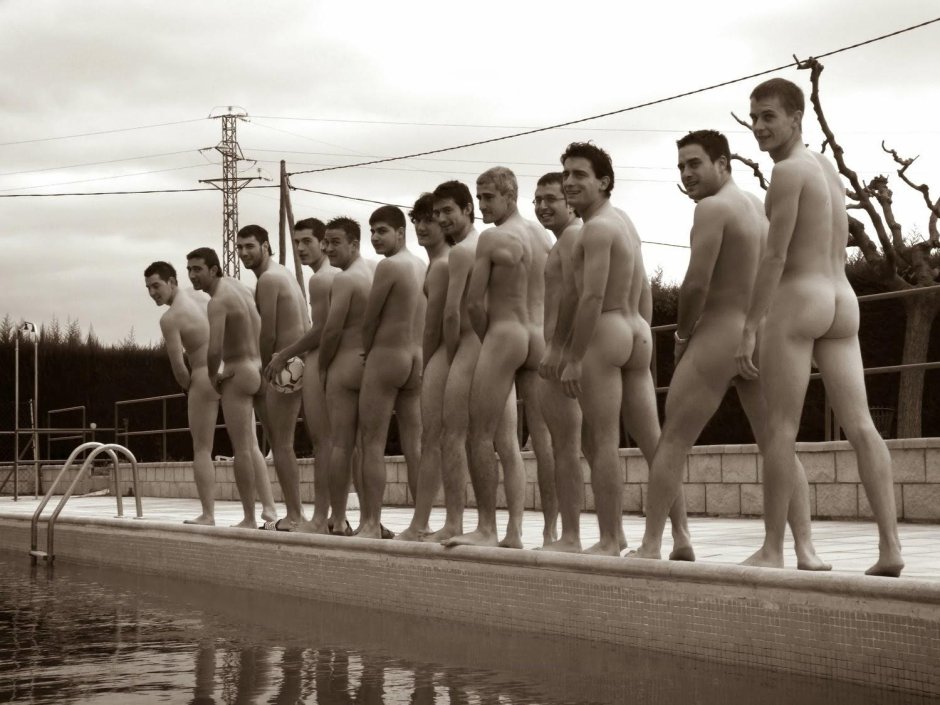 Guys swims without panties