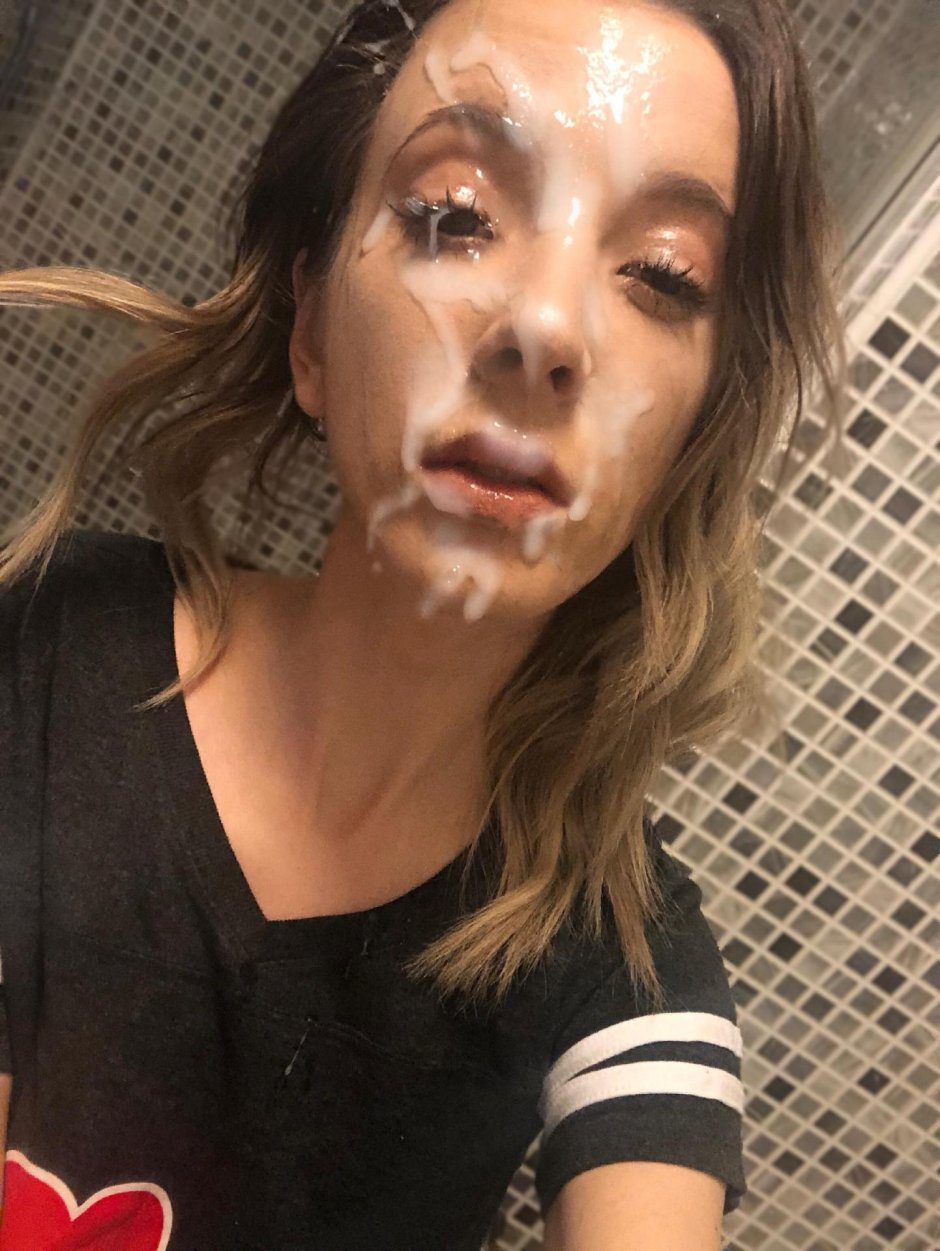 Selfie Cumshot on the face of a girl