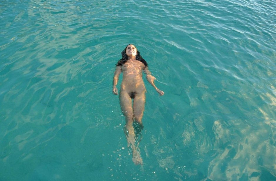 Swim in the sea naked