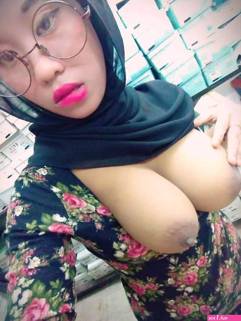 Hijab selfie Indonesian Big Boobs
