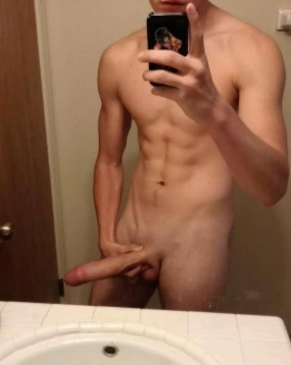 Naked guy in front of the mirror