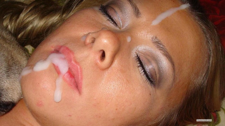 Cumshot a sleeping girl on the face