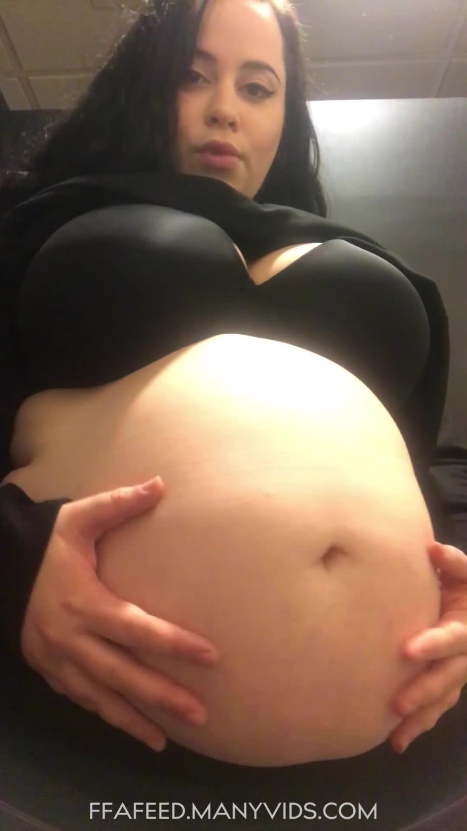 Stooping abdomen with food to the limit