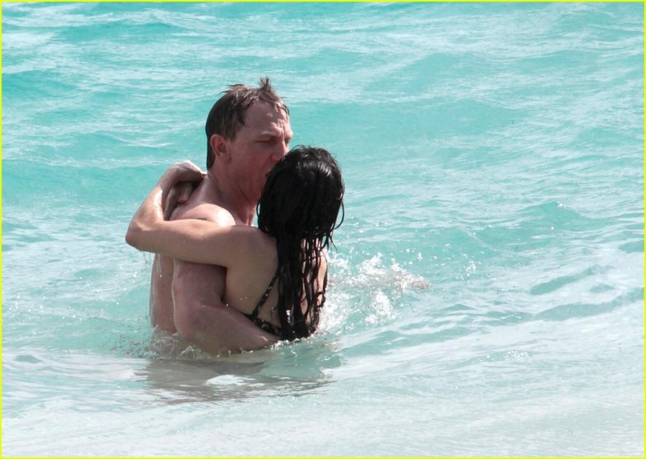 Eva Green and Daniel Craig Kiss