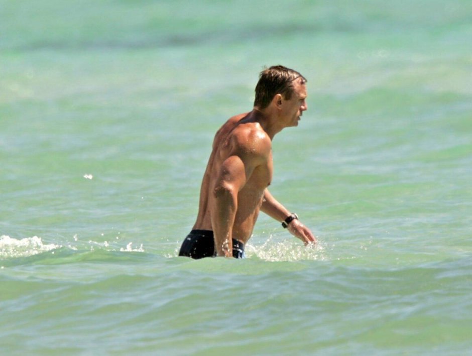 Daniel Craig 007 casino beach