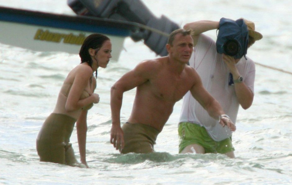 Daniel Craig 007 casino piano