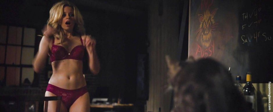 Elizabeth Banks in panties