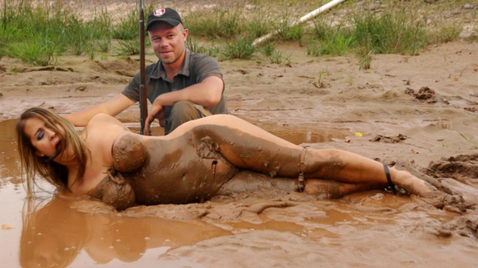 Women naked in mud