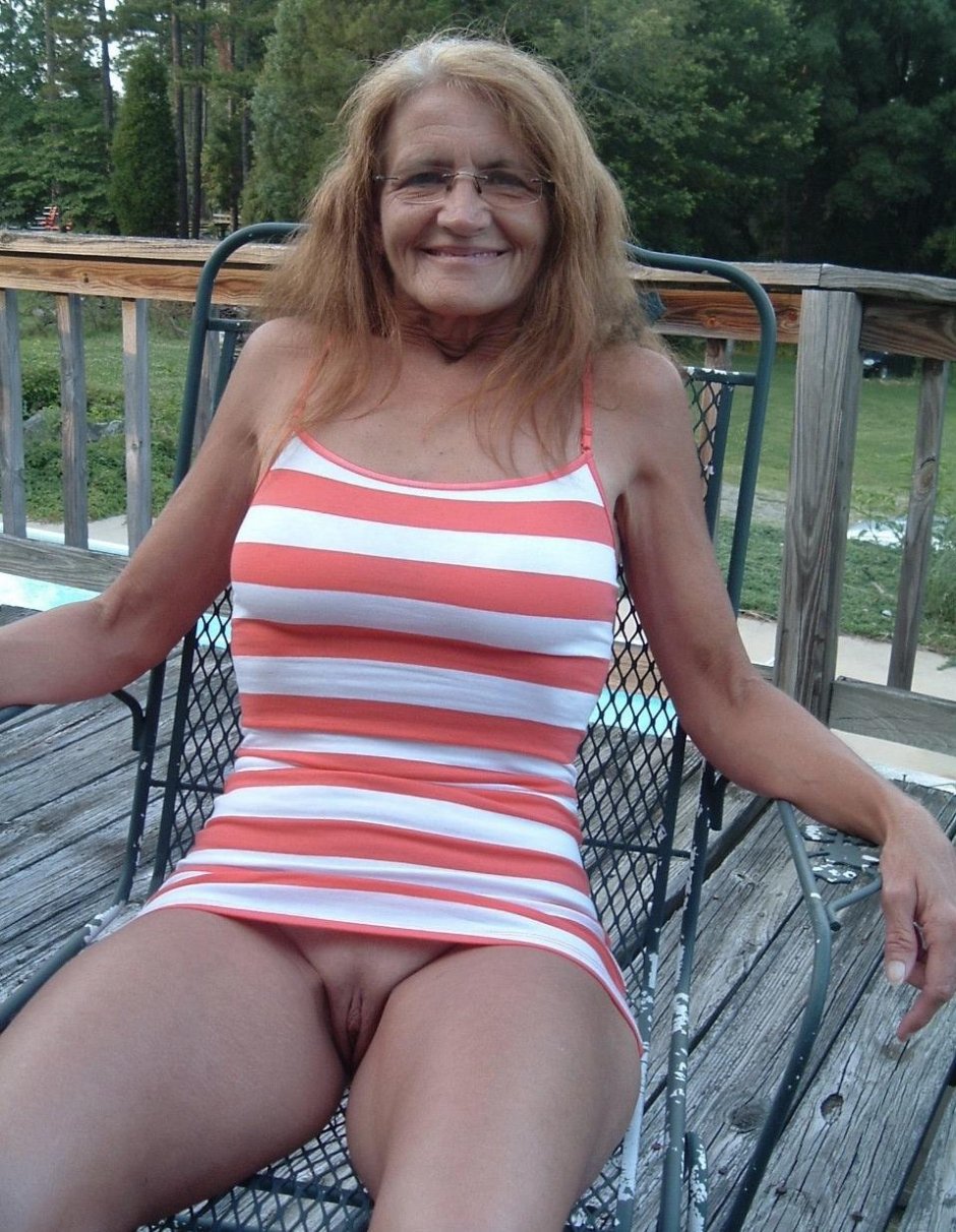 Ugly Skinny Matur Granny Bottomles without panties