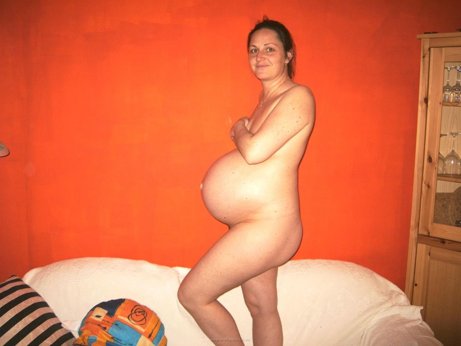 Naked pregnant women at 9 months